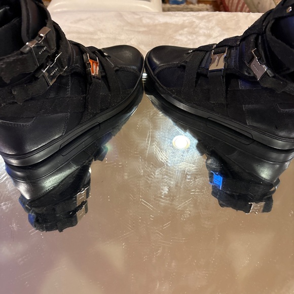 Gucci black mens sneaker sz42. leather gucci hardware clasps - Picture 6 of 6